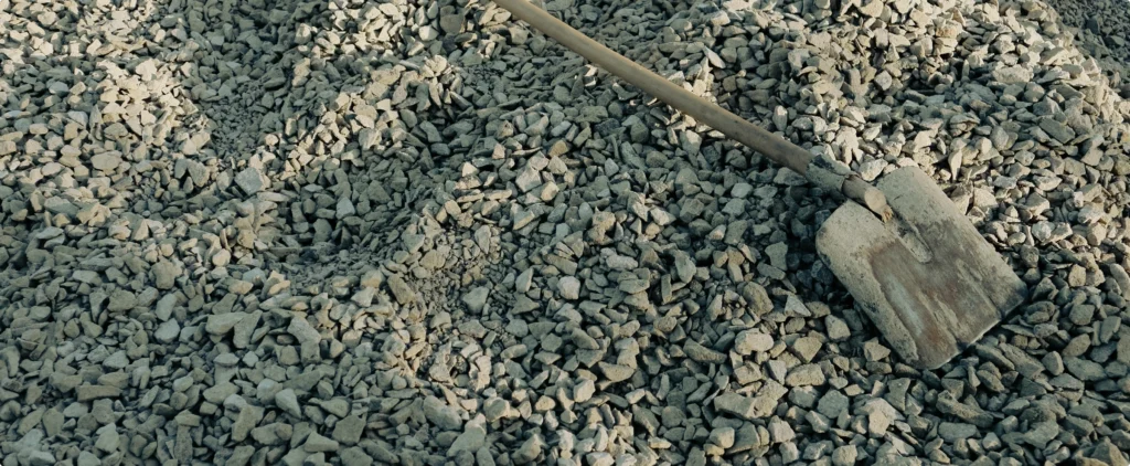 Grus i närbild med en spade